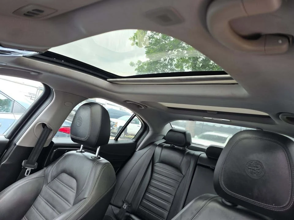 2019 Alfa Romeo Giulia - Image 7 of 12