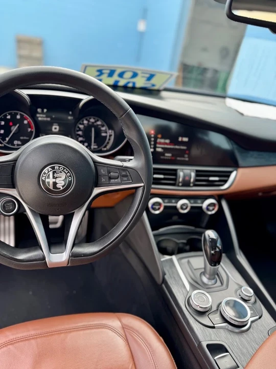 2019 Alfa Romeo Giulia - Image 16 of 21