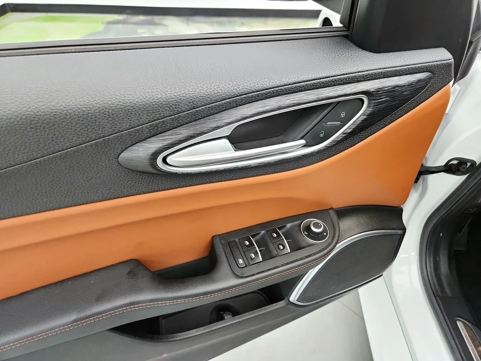 2019 Alfa Romeo Giulia - Image 21 of 31
