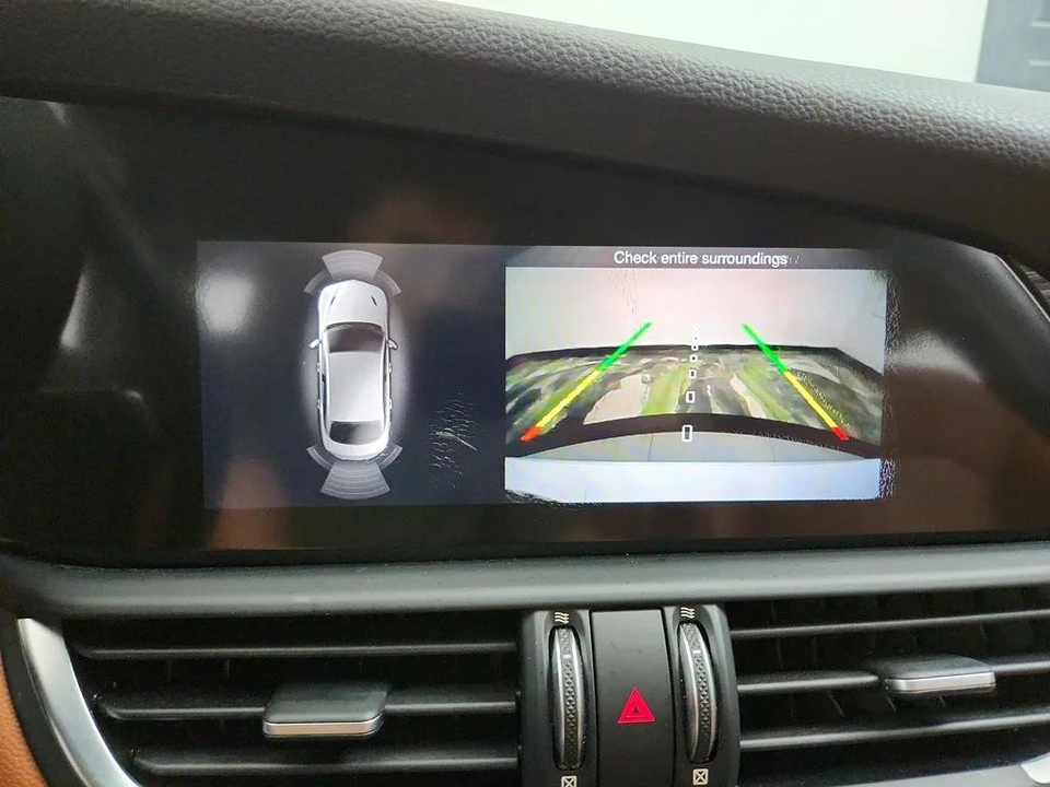 2019 Alfa Romeo Giulia - Image 19 of 31