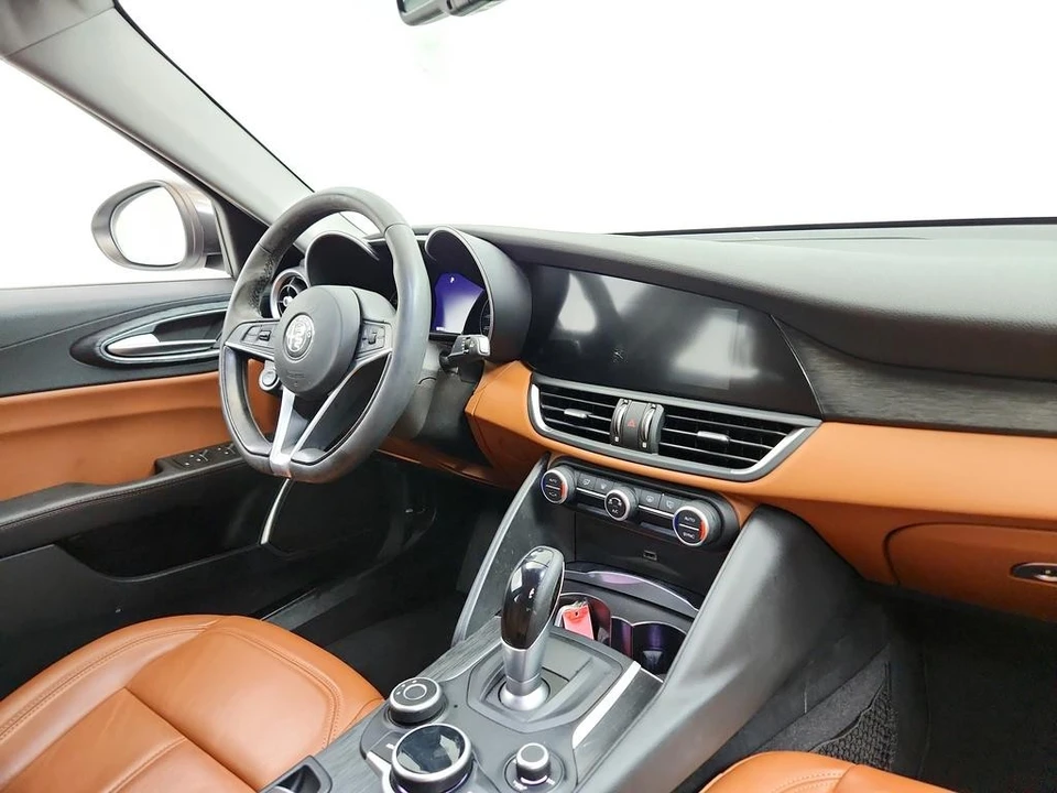 2019 Alfa Romeo Giulia - Image 25 of 31