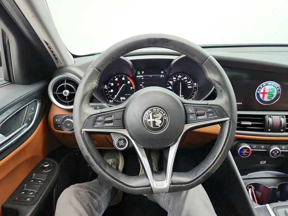 2019 Alfa Romeo Giulia - Image 17 of 31