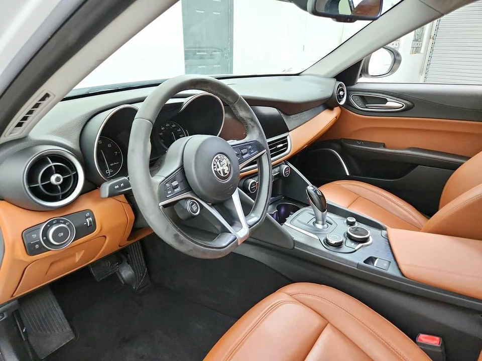 2019 Alfa Romeo Giulia - Image 13 of 31