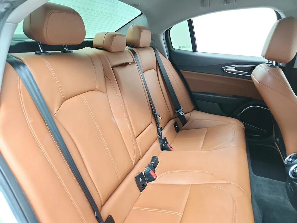 2019 Alfa Romeo Giulia - Image 28 of 31