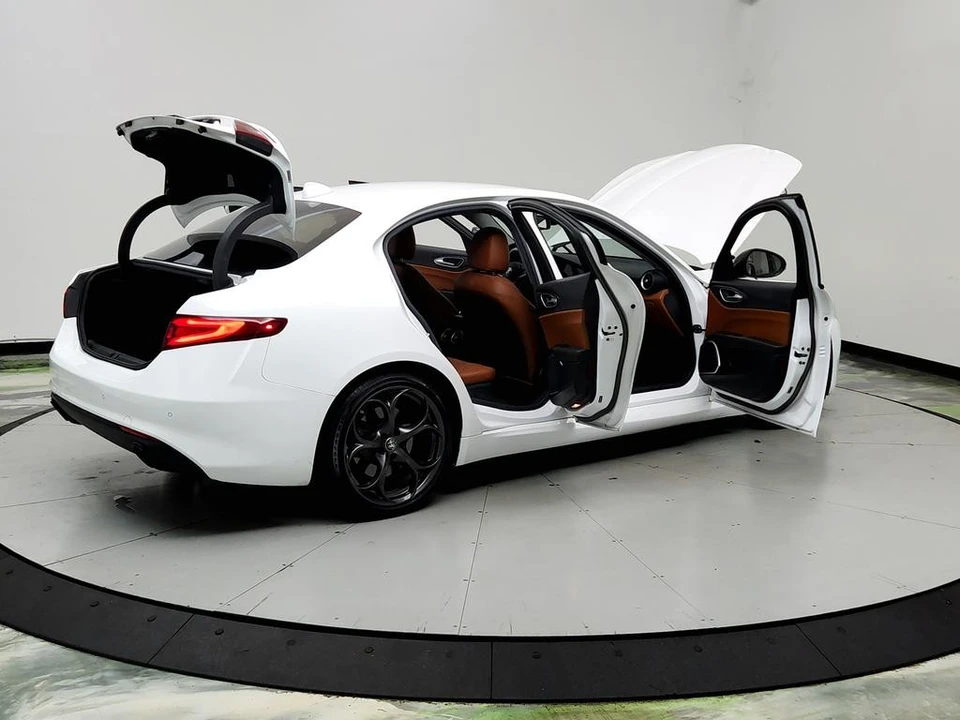 2019 Alfa Romeo Giulia - Image 11 of 31