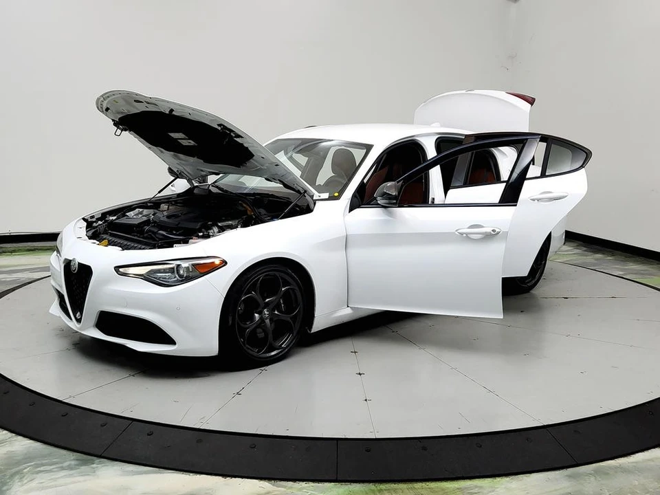 2019 Alfa Romeo Giulia - Image 9 of 31