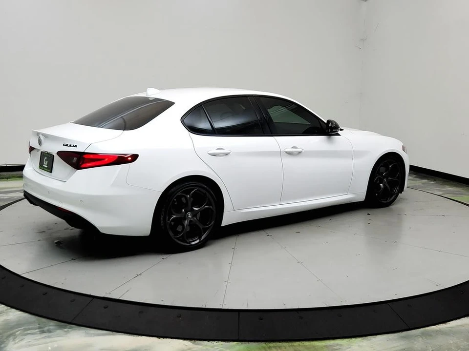 2019 Alfa Romeo Giulia - Image 5 of 31