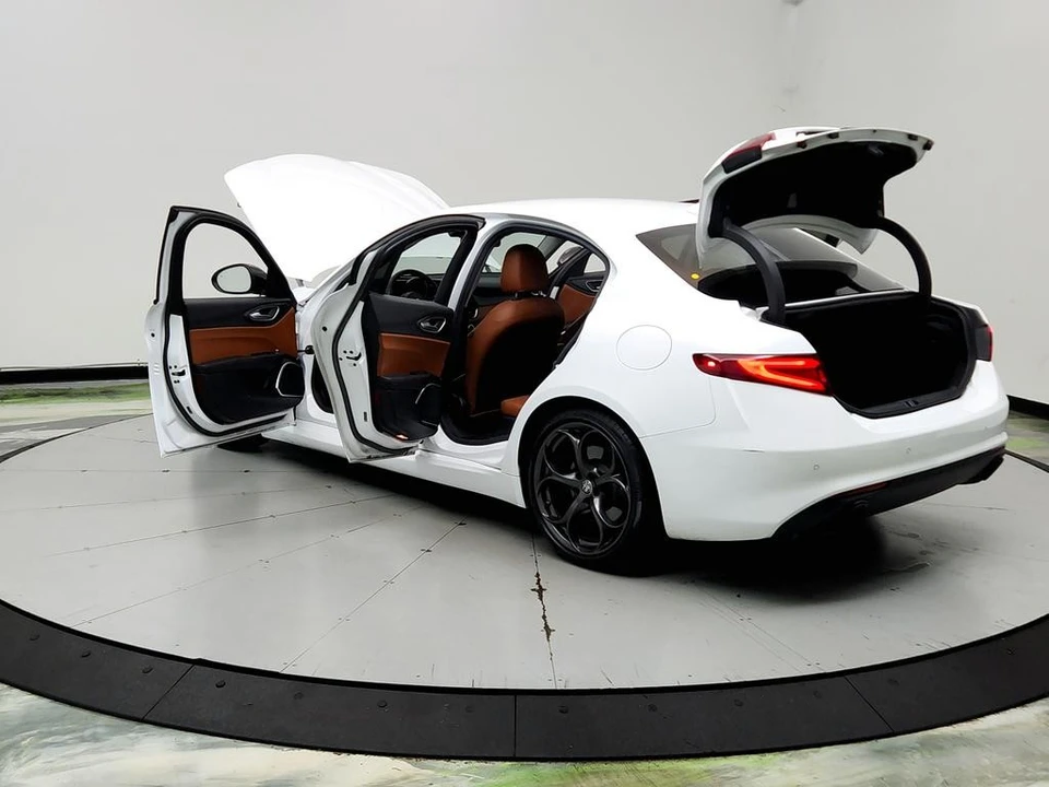 2019 Alfa Romeo Giulia - Image 12 of 31