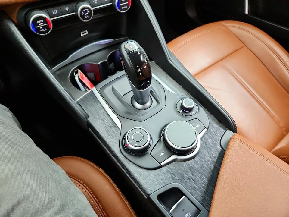 2019 Alfa Romeo Giulia - Image 18 of 31