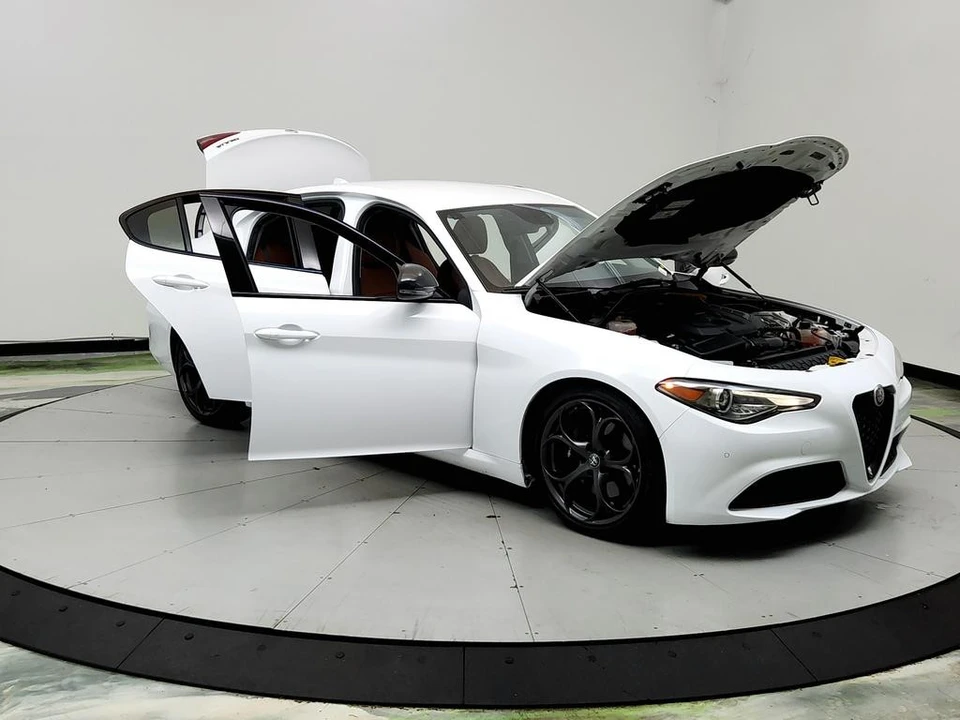 2019 Alfa Romeo Giulia - Image 10 of 31
