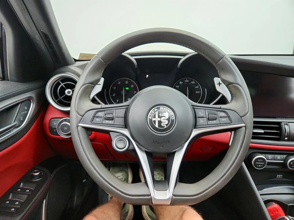 2019 Alfa Romeo Giulia - Image 16 of 31