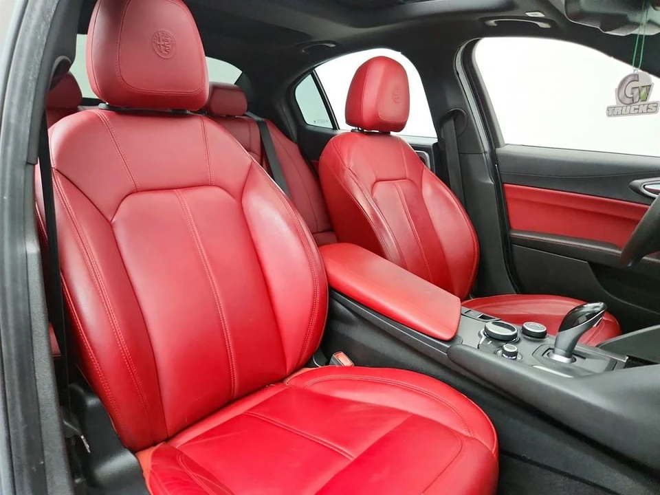 2019 Alfa Romeo Giulia - Image 25 of 31
