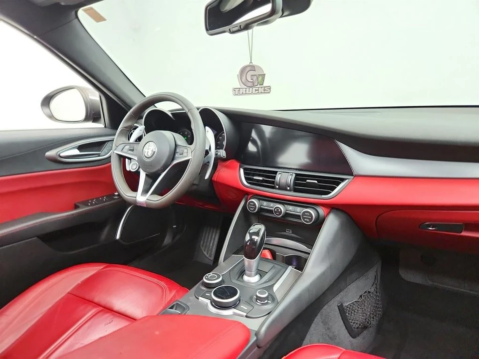 2019 Alfa Romeo Giulia - Image 24 of 31