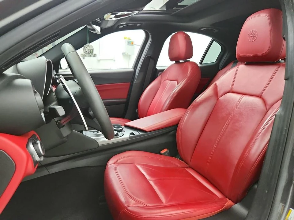 2019 Alfa Romeo Giulia - Image 14 of 31