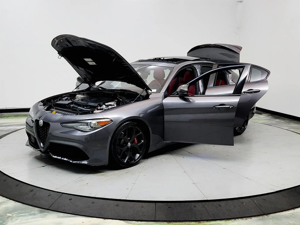 2019 Alfa Romeo Giulia - Image 9 of 31