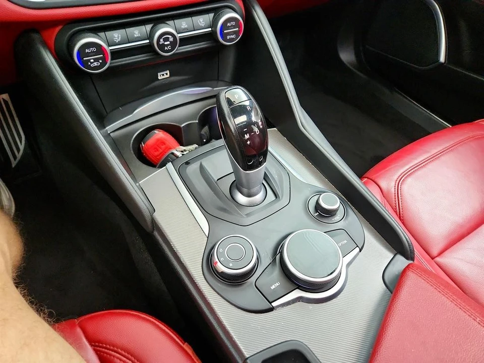 2019 Alfa Romeo Giulia - Image 17 of 31
