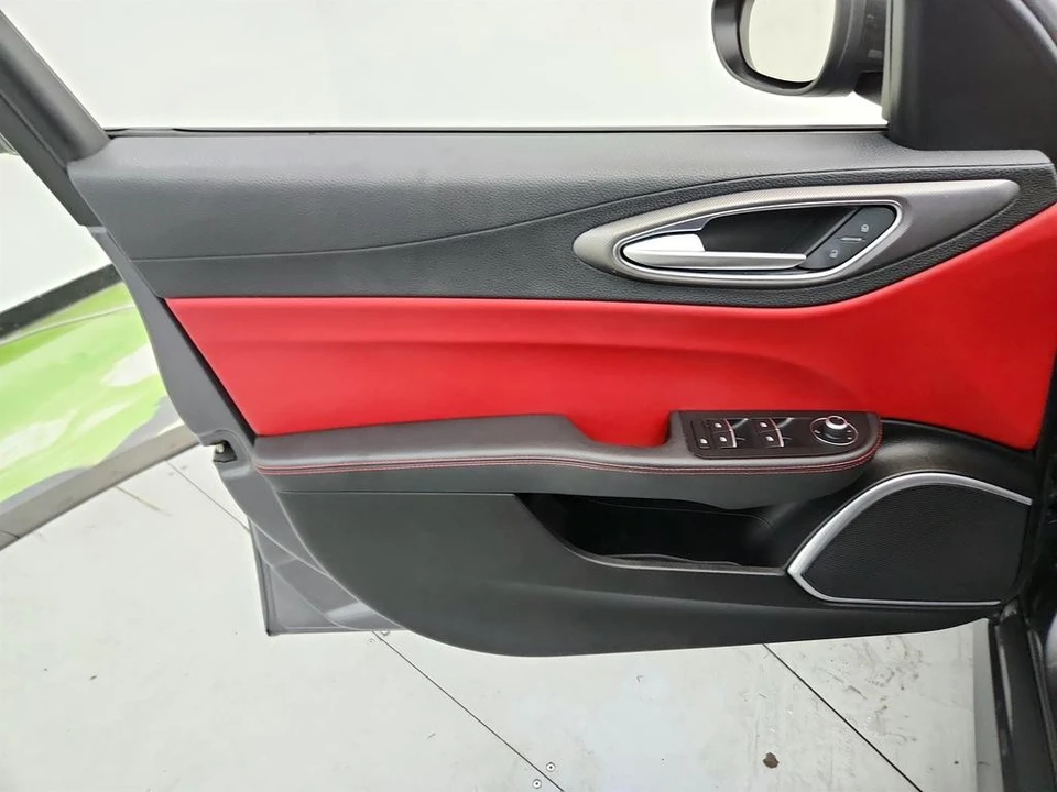 2019 Alfa Romeo Giulia - Image 21 of 31