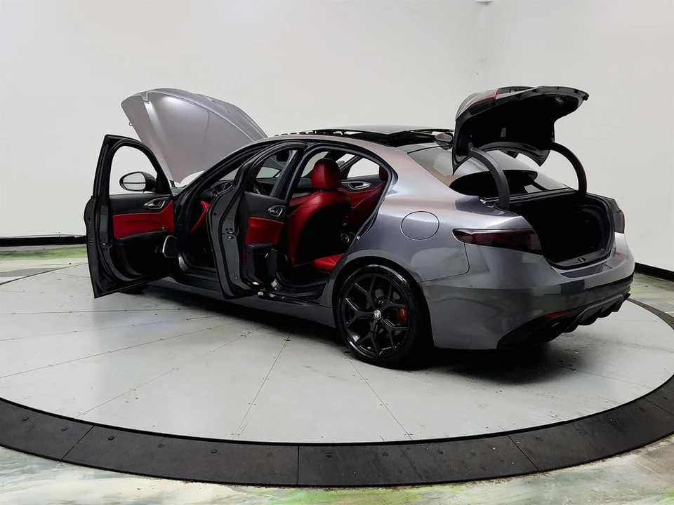 2019 Alfa Romeo Giulia - Image 12 of 31