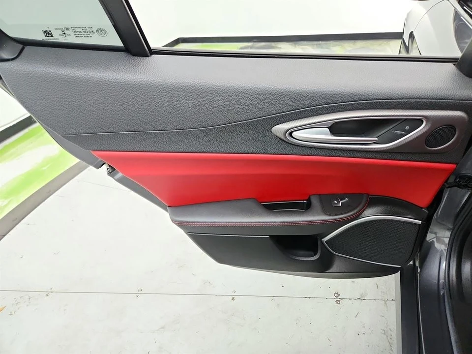 2019 Alfa Romeo Giulia - Image 23 of 31