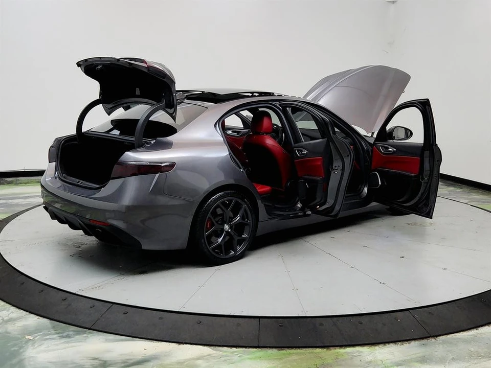 2019 Alfa Romeo Giulia - Image 11 of 31