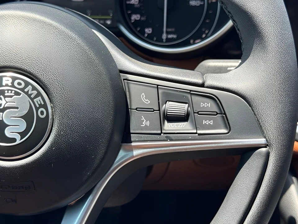 2019 Alfa Romeo Giulia - Image 15 of 31