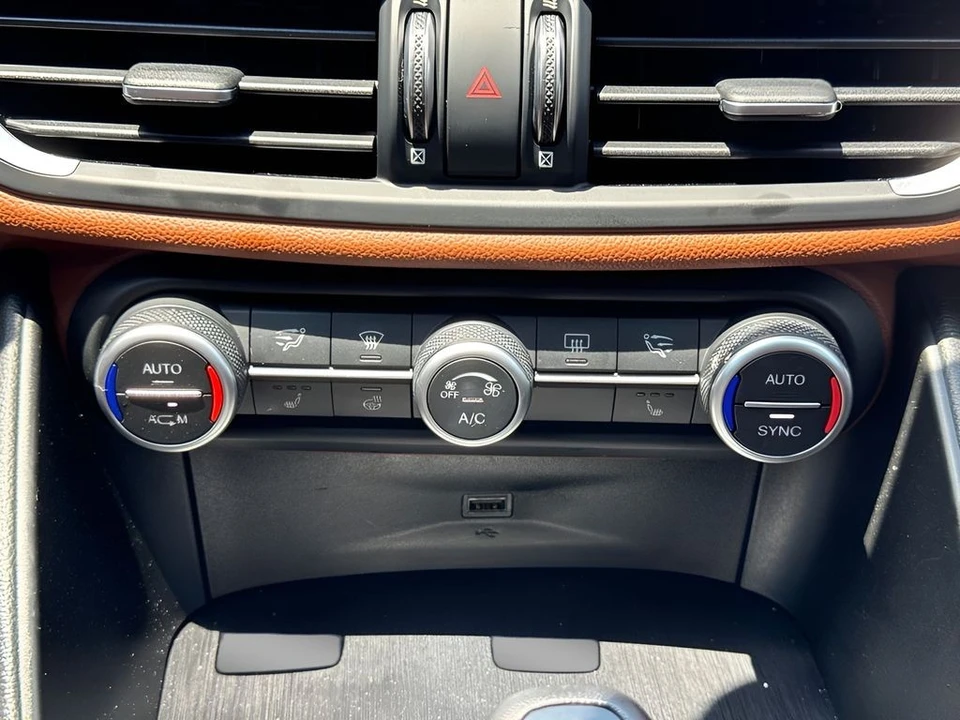 2019 Alfa Romeo Giulia - Image 18 of 31