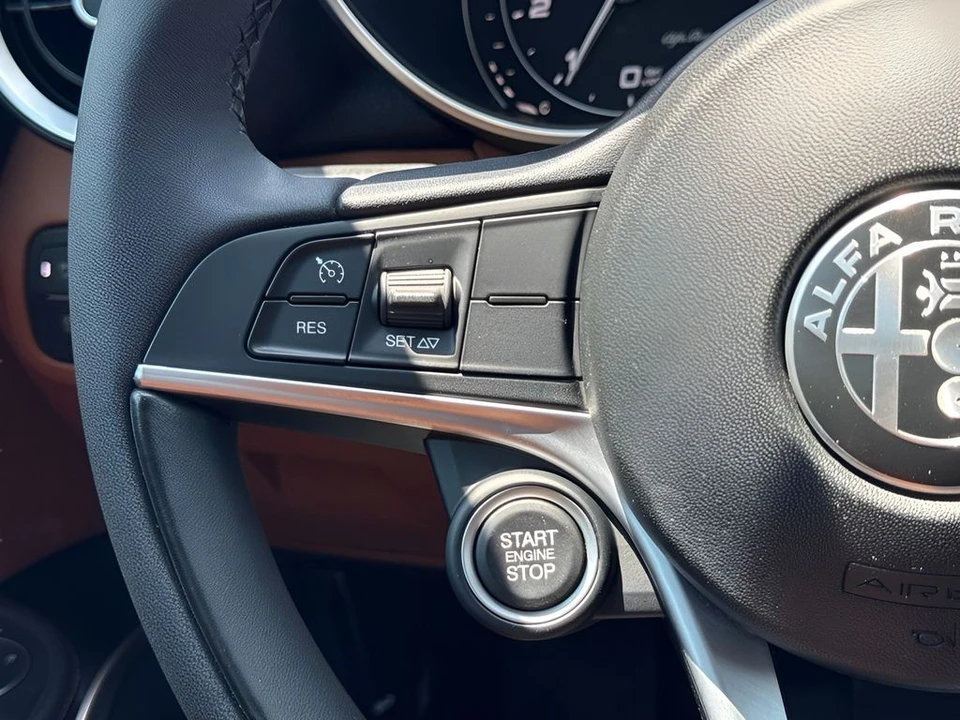 2019 Alfa Romeo Giulia - Image 14 of 31