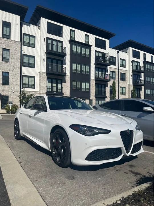 2019 Alfa Romeo Giulia - Image 14 of 17
