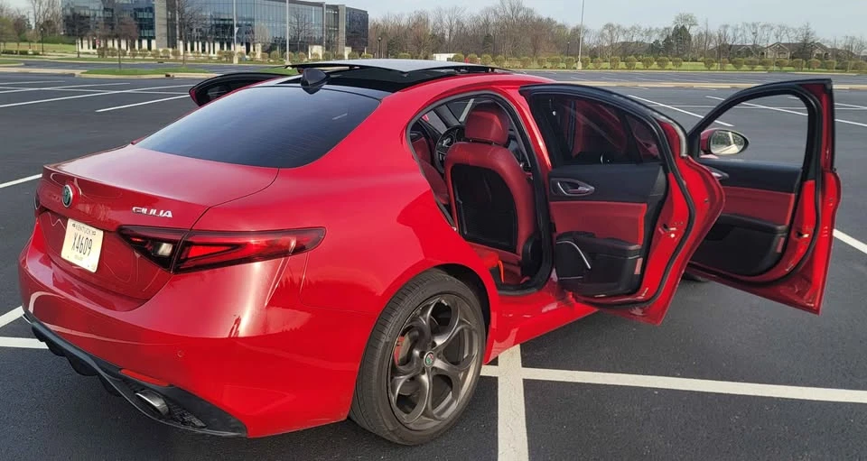 2019 Alfa Romeo Giulia - Image 9 of 18