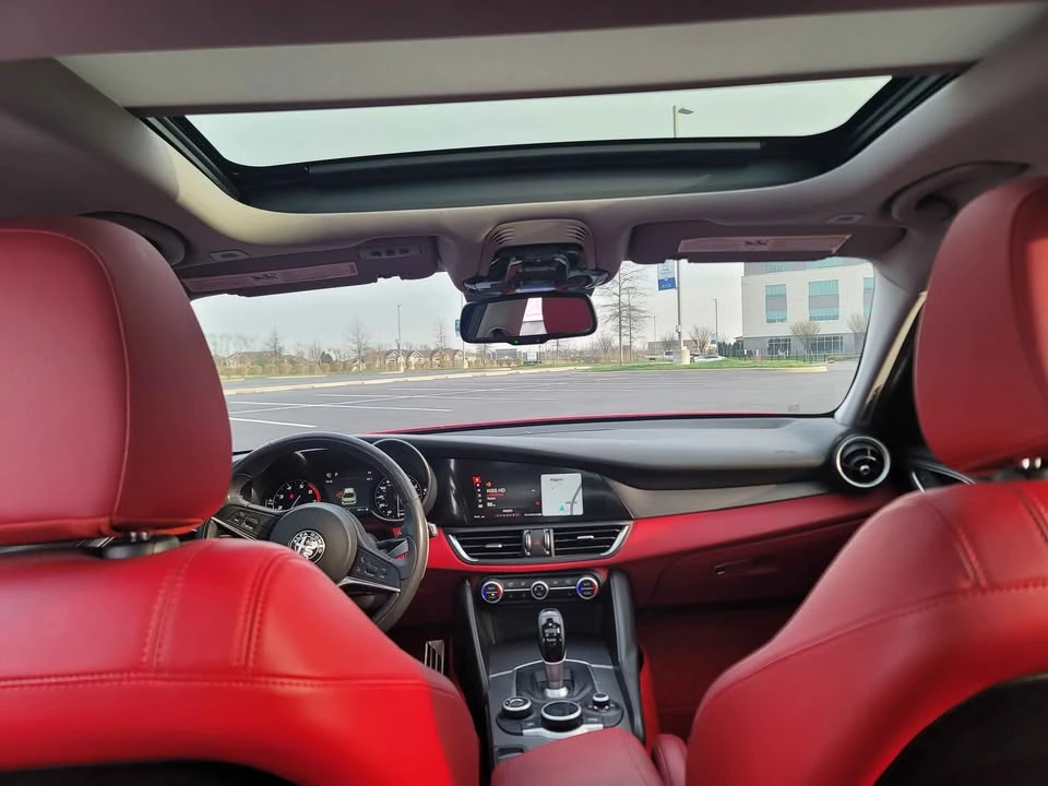 2019 Alfa Romeo Giulia - Image 14 of 18