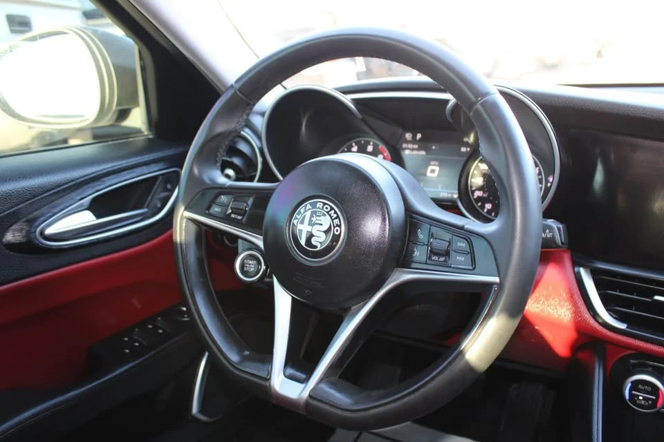 2019 Alfa Romeo Giulia - Image 16 of 20