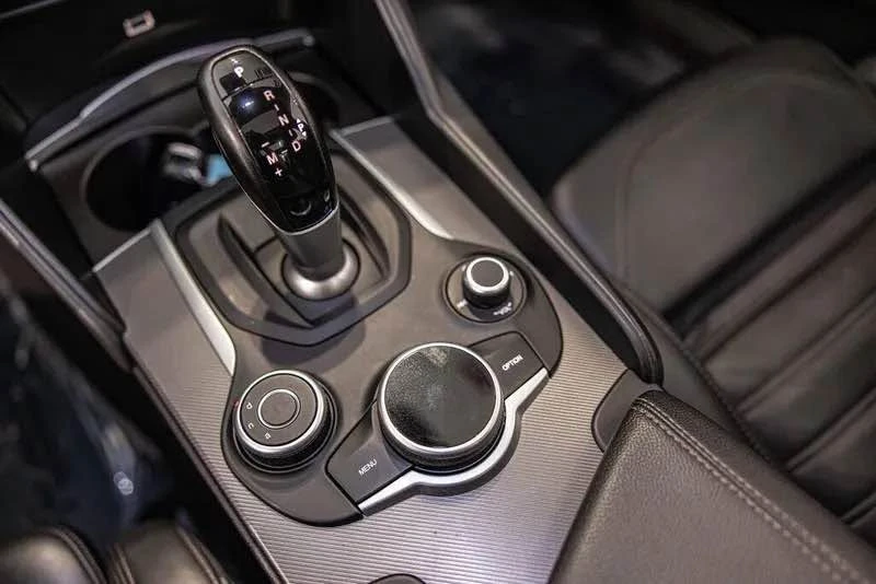 2019 Alfa Romeo Giulia - Image 14 of 15