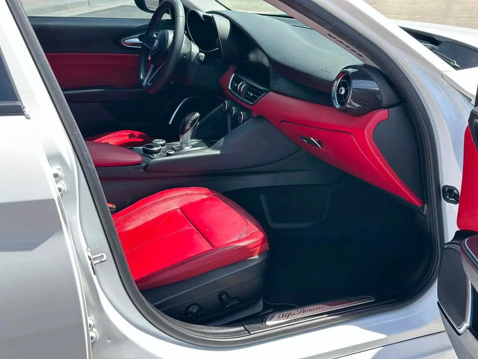 2019 Alfa Romeo Giulia - Image 9 of 18