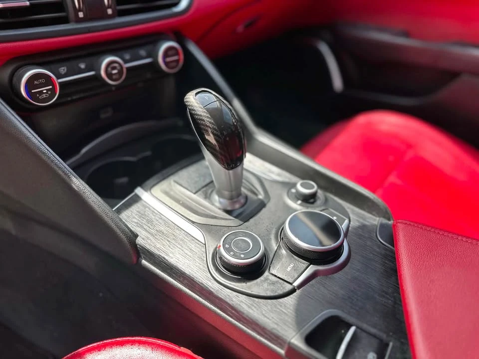2019 Alfa Romeo Giulia - Image 15 of 18