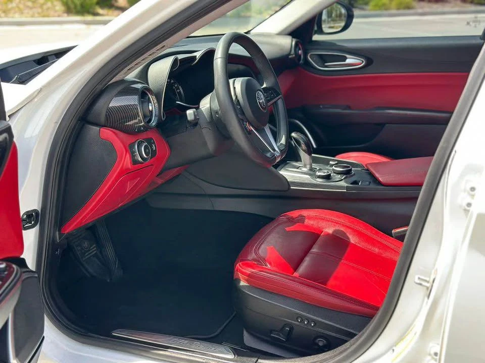2019 Alfa Romeo Giulia - Image 8 of 12