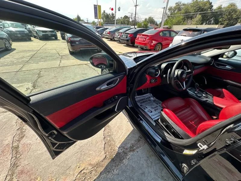 2019 Alfa Romeo Giulia - Image 15 of 18