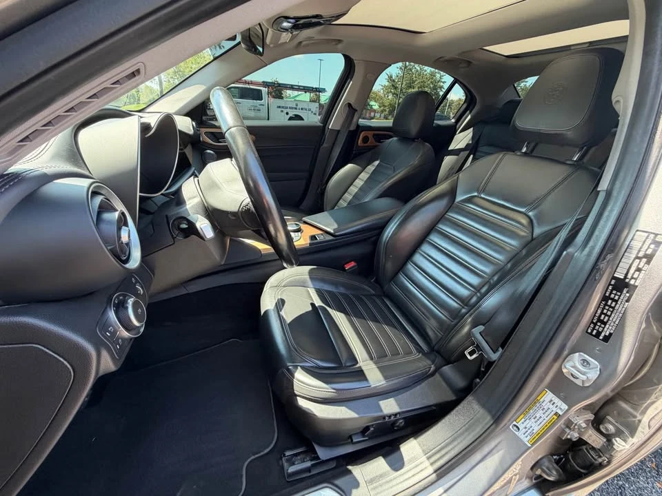 2019 Alfa Romeo Giulia - Image 8 of 18