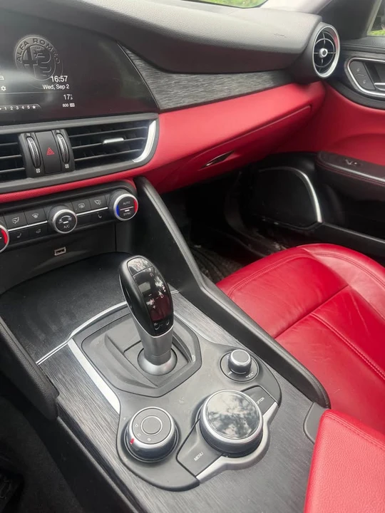 2019 Alfa Romeo Giulia - Image 16 of 20