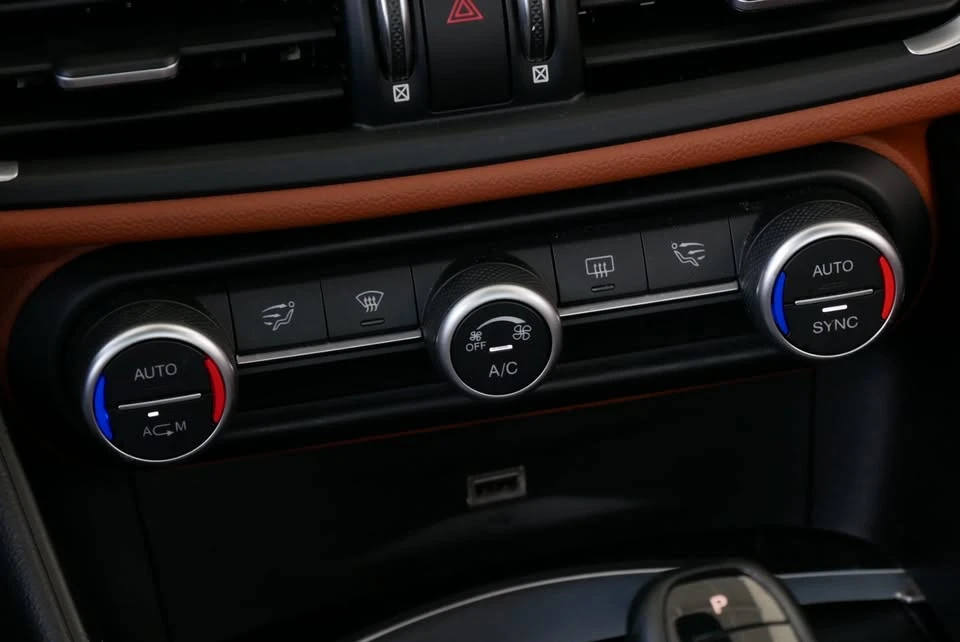 2019 Alfa Romeo Giulia - Image 15 of 16