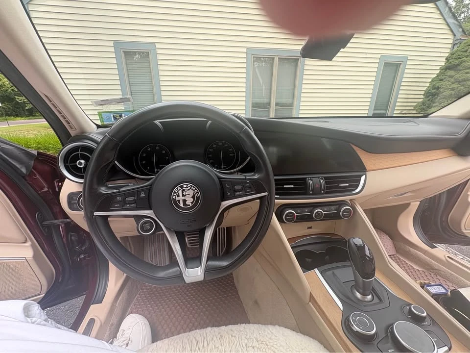 2019 Alfa Romeo Giulia - Image 5 of 10