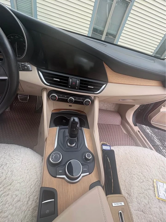2019 Alfa Romeo Giulia - Image 7 of 10