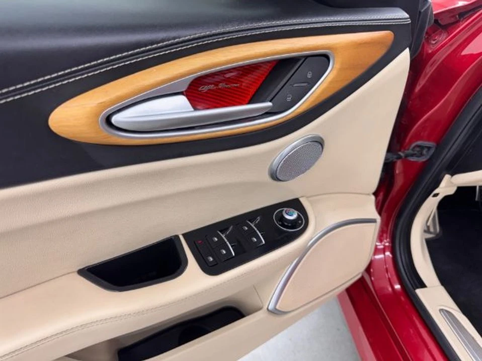 2019 Alfa Romeo Giulia - Image 17 of 20