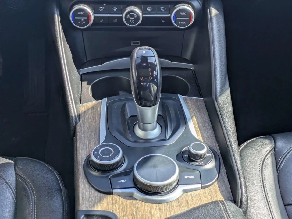 2019 Alfa Romeo Giulia - Image 17 of 20
