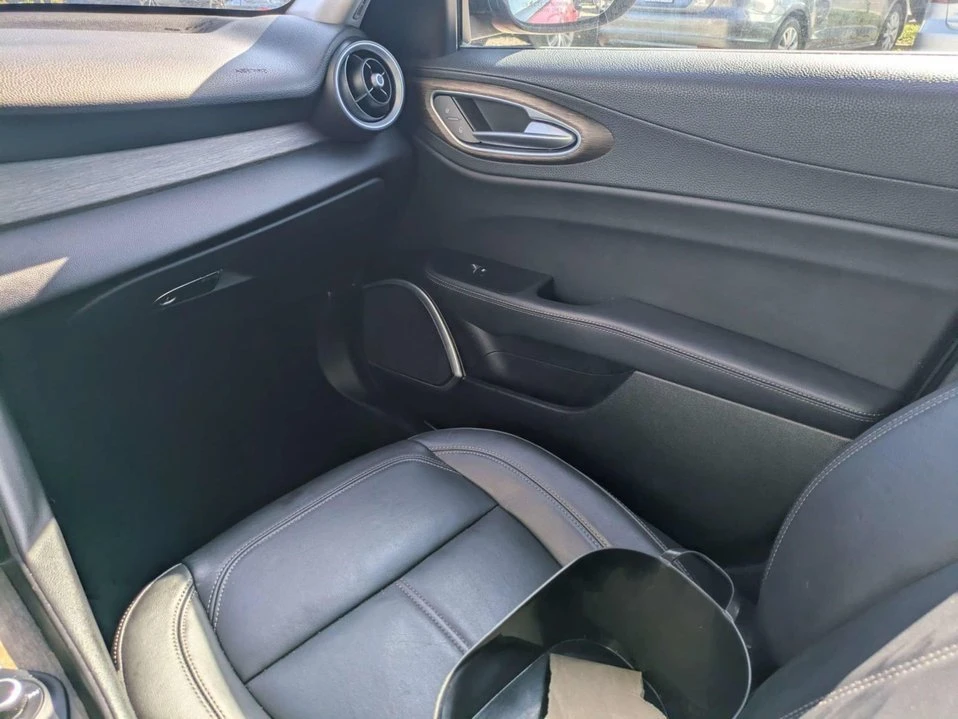 2019 Alfa Romeo Giulia - Image 15 of 20