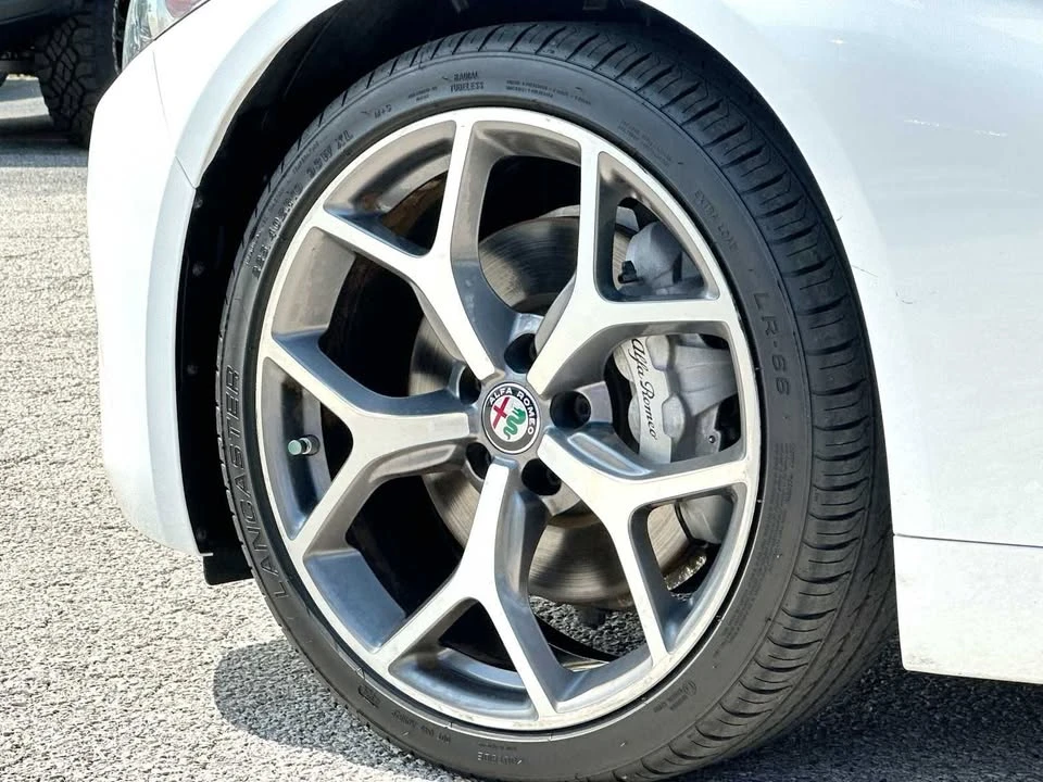 2019 Alfa Romeo Giulia - Image 11 of 20