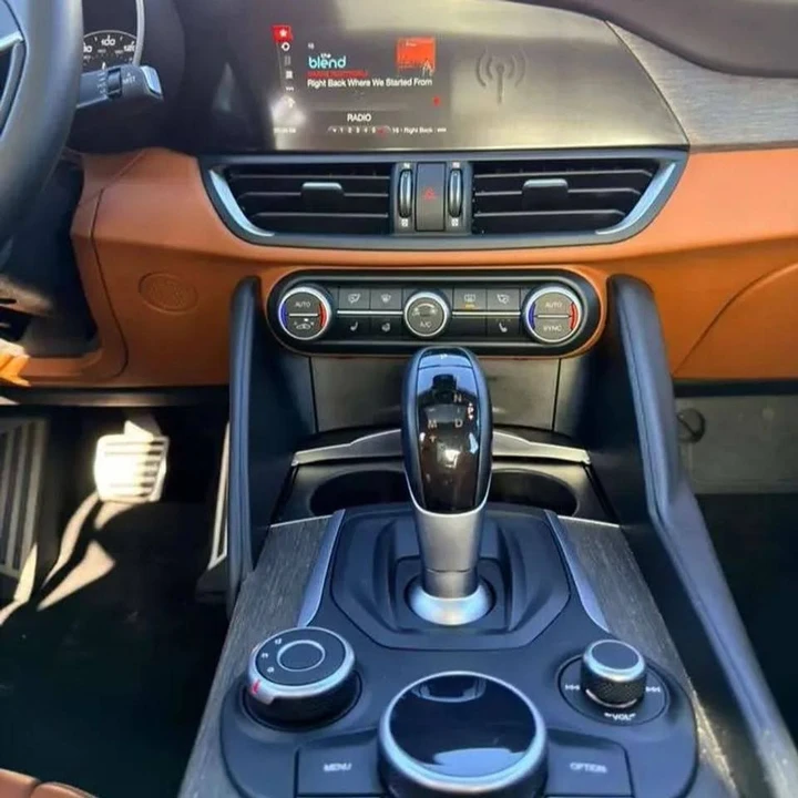 2019 Alfa Romeo Giulia - Image 14 of 19