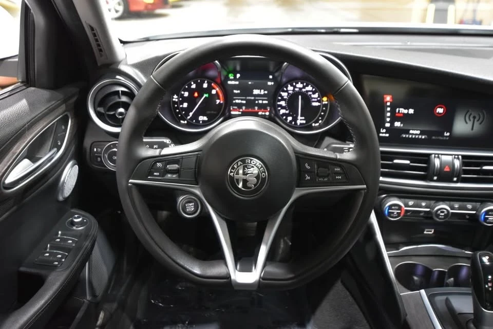 2019 Alfa Romeo Giulia - Image 15 of 20