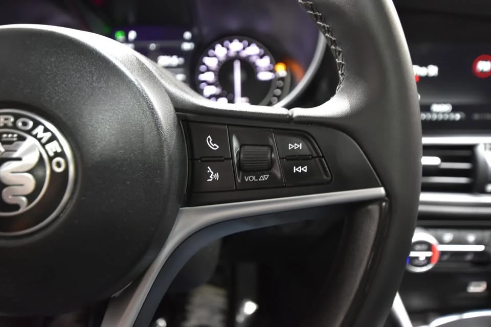2019 Alfa Romeo Giulia - Image 18 of 20