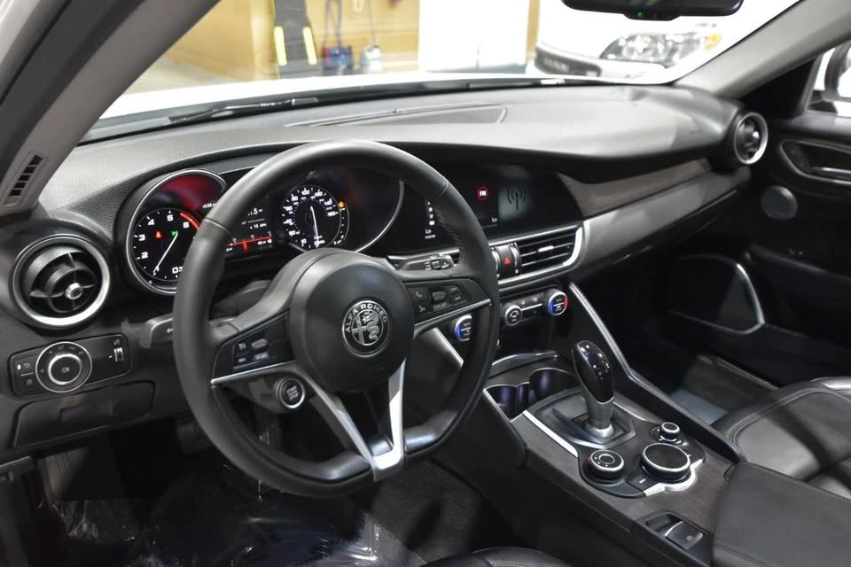 2019 Alfa Romeo Giulia - Image 14 of 20
