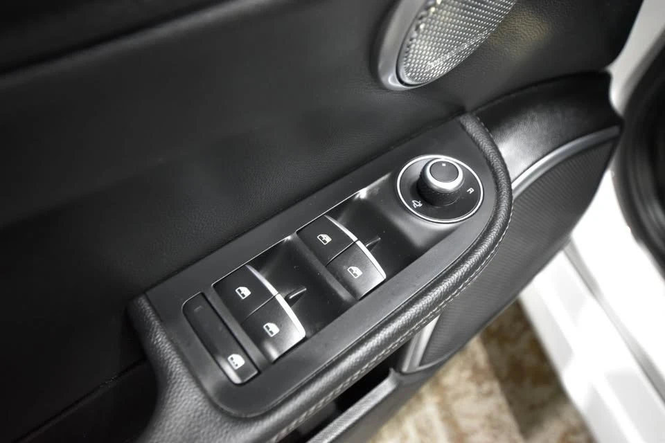 2019 Alfa Romeo Giulia - Image 11 of 20